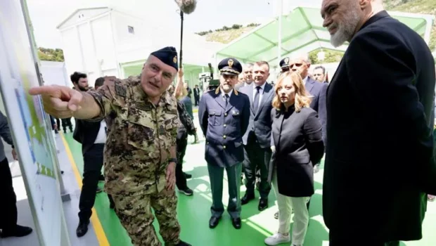 La Meloni visita i campi di concentramento in costruzione in Albania mentre agita la questione delle truffe sull’emigrazione che la stessa legge Bossi-Fini ha reso possibili. Punta tutto su una fuffa sociale abituata a sfruttare senza limite i poveri, abituata ad agire fuori della legalità da loro stessi invocata, vuole i loro voti e li avrà. 