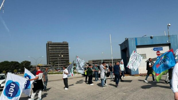 Stellantis Pomigliano. I “bidelli” si sono venduti lo sciopero del 30 aprile per un po' di fumo negli occhi di qualche piccolo miglioramento. Il loro obiettivo dopo aver fatto sfogare la tensione operaia era quello di ristabilire la pace col padrone che continua a fare ciò che vuole su ritmi, carichi di lavoro e futuro.