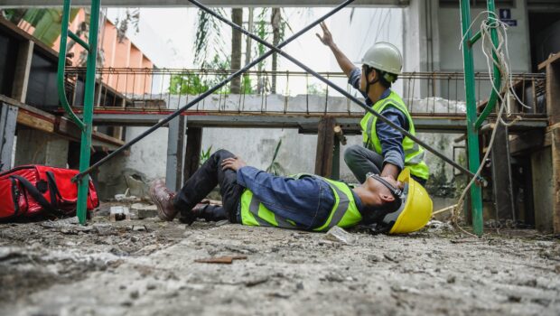 Se il polverone sollevato da Salvini sull’incidente di Milano non fosse solo una lurida strumentalizzazione, il ministro dovrebbe radere al suolo tutti i cantieri dove vengono, per il profitto, uccisi gli operai. Ma quelli non sono campi Rom, sono i luoghi in cui i suoi sostenitori si arricchiscono