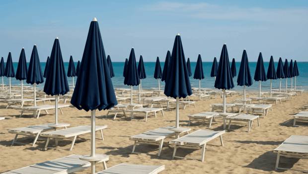 La parte benestante del ceto medio pensava che la propria capacità di spesa non avrebbe potuto essere ridimensionata. I salari potevano scendere, gli operai cadere in miseria, ma questo non li riguardava.  Oggi che la corsa dei padroni ai profitti richiede sacrifici anche a loro, come reagiranno? 