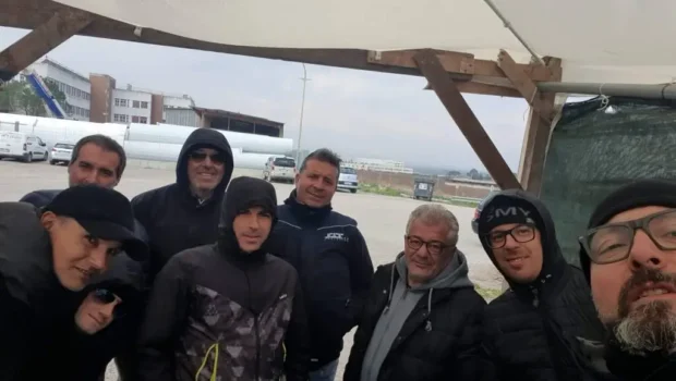 Il giornale on line Basilicata 24 riporta notizie e commenti operai sulla condizione di lavoro e non lavoro in Stellantis, sui licenziamenti nell’indotto. La critica, e questa è la novità carica di significati, passa dai manager industriali ai capi compromessi del sindacato. Non resta che un nuovo passo: un’organizzazione indipendente degli operai per uscire assieme da questo pantano di menzogne e compromessi a perdere. 