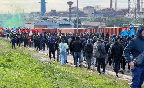 La questione è chiara anche per l’ultimo degli operai. Chi firma la cassa integrazione oggi firma per i licenziamenti domani. Se vogliono l’acciaio ogni operaio ha diritto al suo posto di lavoro, senza andare in cassa integrazione. Ma chi può condurre una trattativa seria se non gli operai stessi?