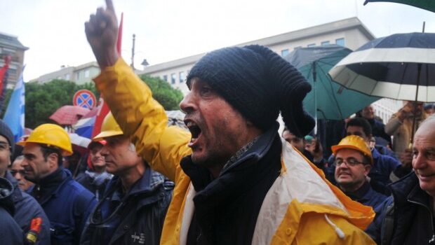 La Meloni ha sollevato il polverone dei fomentatori di odio. Ma l’odio sociale non si inventa, si produce e l’azione del governo ne ha prodotto ovunque fra i poveri, gli operai con salari da fame, fra i famigliari di quelli uccisi sul lavoro, gli immigrati perseguitati. Il sostegno a guerre di sterminio. Da qui la sua vera preoccupazione.