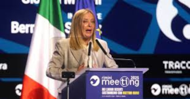 Si organizza la platea di esponenti del governo, i loro passacarte e giovani rampanti per avere i soliti applausi da esibire in TV.  Può comiziare senza essere smentita che i salari sono aumentati, che i migranti diminuiti, che a Gaza la reazione di Netanyahu è stata solo un po' eccessiva. Miseria, morti annegati, sterminio di un popolo sono per lei un’invenzione.