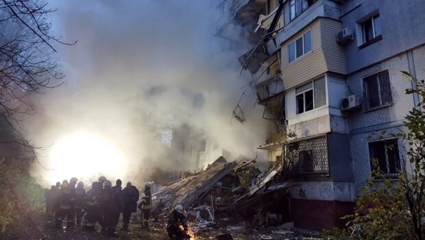 L’imperialismo russo si accanisce contro le città ucraine, uccide sotto le bombe pensionati, donne e ragazzini. La copertura giustificazionista viene da una certa sinistra parolaia e in piena confusione, oltre che dalla destra, da Vannacci a Salvini.