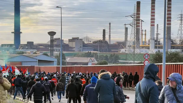 Ogni sciopero serve, se è ben organizzato, per mettere in campo la forza operaia, ma anche per fare un bilancio collettivo delle linee sindacali che nella storia dell’ex Ilva ci hanno portato a digerire qualunque scelta dei padroni. Lo sciopero del 16 ottobre, se lo prendono in mano gli operai, può servire per cambiare strada