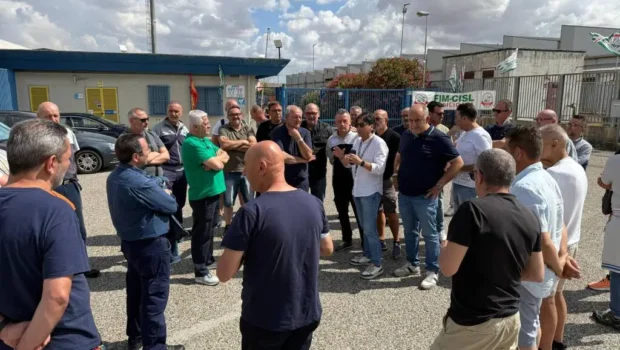 Un’iniziativa autonoma di una buona parte degli operai della Pmc per fronteggiare i licenziamenti. Chiedono con una lettera aperta di tornare a far parte di Stellantis, furono esternalizzati con la scusa di necessità tecno produttive ed oggi non sono figli di nessuno.