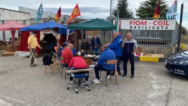 Operai della PMC di Melfi cercano nuove strade per opporsi ai licenziamenti, non sono andati a casa, sono in presidio permanente davanti alla fabbrica e sono decisi  a continuare: “il problema lo ha creato Stellantis e Stellantis lo deve risolvere”. 