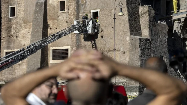 Prima era tutto a posto, le norme di sicurezza garantite. Poi il crollo e la realtà di operai mandati allo sbaraglio. Uno ha pagato con la vita. Le lacrime da coccodrillo non mancano, ma nessuno della banda dei padroncini e funzionari farà un giorno di galera.