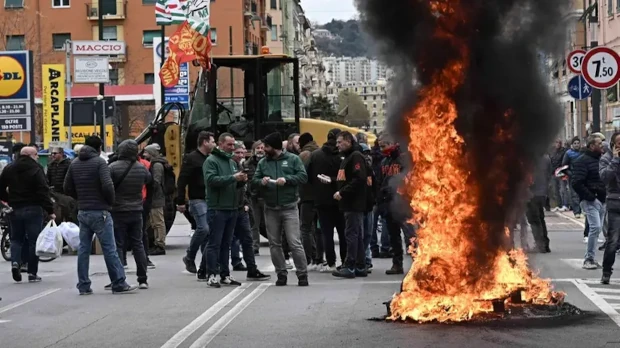 In tutte le fabbriche di Acciaierie d’Italia in amministrazione straordinaria le parole d’ordine per cui battersi uniti e senza cedimenti: posto di lavoro assicurato e salario pieno garantito per tutti gli operai. Gli operai che bloccano tutto fanno ancora paura