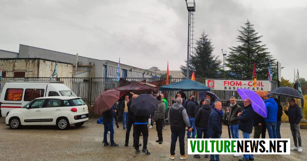 Riceviamo e pubblichiamo il comunicato stampa degli operai PMC Automotive di Melfi in presidio davanti ai cancelli della fabbrica