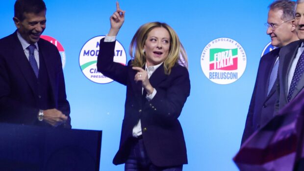 Tutti assieme rappresentano il 40% degli elettori. Il 60% cerca nuove prospettive, nuove forme di rappresentanza politica che oggi non trova. Forse senza saperlo, tanti fra loro, aspirano ad una rivoluzione sociale contro il potere, che è nient’altro che il comitato d’affari dei ricchi. E un balletto dal palco non servirà a fermarli.