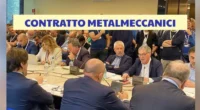 Sbandierato un aumento di 205,32 euro. Ripreso da tutti come un buon risultato, si rivela per i diretti interessati, gli operai metalmeccanici, un bidone: gli aumenti scaglionati in quattro anni, l’ultima trance a giugno 2028 e nemmeno un euro fino a giugno dell’anno prossimo. 