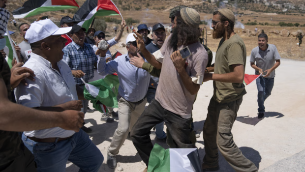 Il famoso piano di pace di Trump rappresenta soltanto una debole tregua, copre i rastrellamenti e le uccisioni dei palestinesi, copre l’occupazione permanente di una parte di Gaza e dà mano libera ai coloni israeliani nel rubare territori palestinesi in Cisgiordania