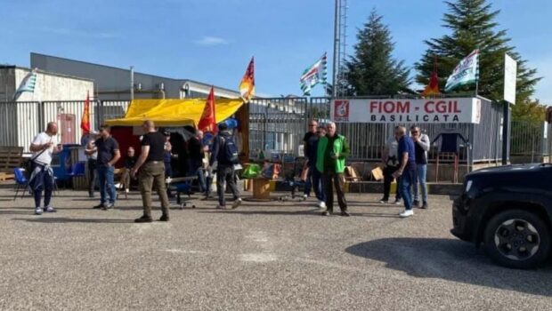 Il governo nasconde le crisi industriali con migliaia di licenziamenti, propone, ritira, ripropone sotto banco, colpi alla condizione operaia. Dalla pugnalata al recupero dei salari rubati, alla limitazione degli scioperi, all’allungamento dell’età pensionabile …