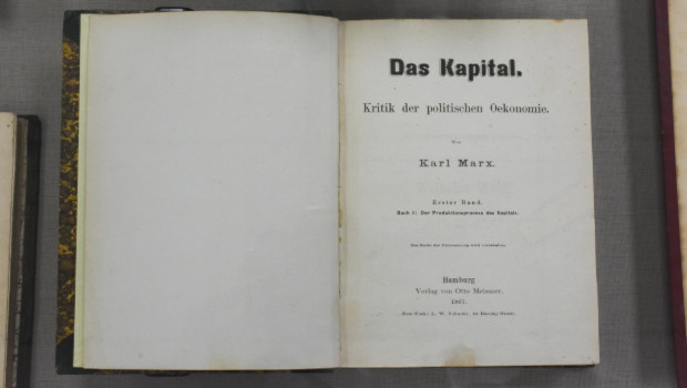 Se per i padroni e i loro governi  è giustificato l’uso aperto della forza per difendere i propri interessi, per quale ragione i poveri, gli schiavi a salario non dovrebbero sfruttare l’occasione per organizzare la difesa dei loro interessi con la forza di una rivoluzione?
