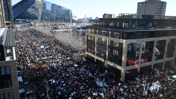 Ah! c’è da ridere per non piangere. La più grande democrazia del mondo usa le squadracce nere contro i lavoratori poveri, gli immigrati. Come sempre va la storia, la resistenza si organizza nei quartieri popolari e si va verso uno scontro aperto.