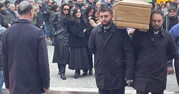 Lasciano che gli operai lavorino in condizioni di alta pericolosità. Lo sanno, ma non intervengono, per non disturbare padroni grandi e piccoli. Poi ai funerali preti, politici ed autorità recitano la farsa di chi è addolorato per tutte queste “tragiche morti”