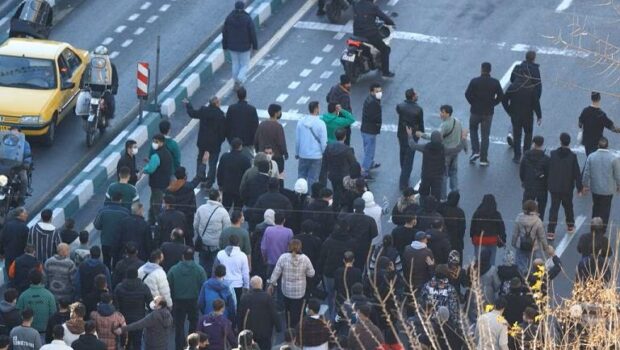 La ripresa delle proteste, partita dalla serrata dei commercianti del Gran Bazar di Teheran, si è estesa ad altre città ed ha coinvolto studenti, lavoratori poveri, soprattutto giovani. Il documento allegato prodotto dalle forze di opposizione ne traccia i contenuti.
