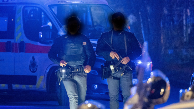 A Rogoredo, Milano un nordafricano viene ucciso da un poliziotto. Prima ancora di indagare sui fatti arriva l’assoluzione. Era un drogato, spacciatore ecc… meritava di morire. Il governo lavora ad uno scudo penale che dà ai poliziotti la libertà di sparare senza nemmeno comparire come imputati.