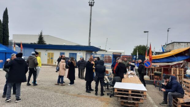 Riceviamo e pubblichiamo il comunicato stampa dei lavoratori della Pmc Automotive in presidio da oltre 100 giorni a San Nicola di Melfi. 