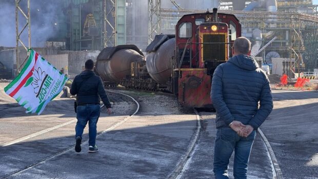 Nessun picchetto, nessun varco bloccato, nessuna portineria chiusa, nessuna discussione con gli operai per spingerli a scioperare. Alla fine lo sciopero indetto dai sindacati si è rivelato per quello che era, un tardivo sciopero di circostanza per salvarsi la faccia