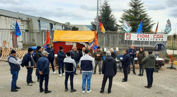 La novità è che sono gli operai stessi a fare un bilancio della loro lotta, ad indicare la soluzione possibile oltre i soliti riti degli incontri al MINIT fra una Stellantis che nemmeno si presenta al tavolo, i rappresentanti della regione Basilicata e le forze sindacali che oltre i soliti generici impegni non riescono a portare a casa nessun risultato. Il presidio continua indistruttibile.