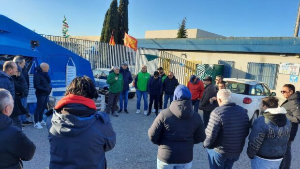 Per anticipare il pagamento della cassa integrazione l’azienda ha chiesto libertà di movimento delle attrezzature. I sindacalisti hanno scaricato la scelta sugli operai che hanno resistito. Usciranno solo pochi robot, il resto rimarrà sotto il loro controllo.