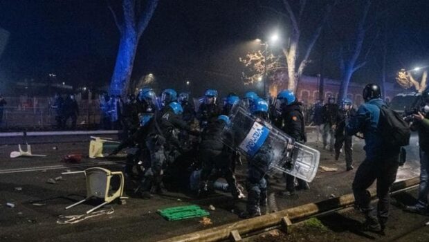 La libertà di parola è sospesa. I fatti di Torino devono essere raccontati come ha deciso il governo e i suoi propagandisti. Guai a chi solleva dubbi. Anche gli oppositori politici si sono subito allineati. Ma il mondo che sta sotto, che vive nelle fabbriche e nelle periferie sa come sono andate veramente le cose, sa da dove viene la violenza vera, quella che funziona per impedire ogni ribellione riuscendoci però sempre meno.