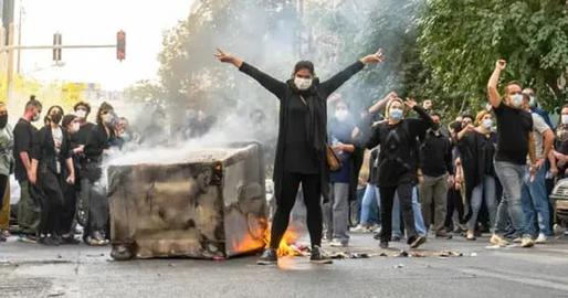 La scorsa settimana si sono aperte le porte dell'inferno nelle città iraniane. Tra le migliaia di caduti, di tutti i ceti sociali, molti giovani operai. I manifestanti, isolati dal mondo, opponendosi a mani nude agli assassini, sono stati costretti a ritirarsi. La loro esperienza di lotta di strada non andrà persa e questa volta molti più sgherri del regime non potranno festeggiare i loro crimini, sono rimasti sulla strada, senza onore.