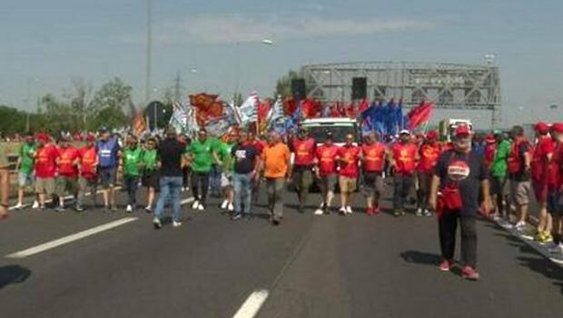 I tafferugli di Torino usati per cercare di limitare ogni protesta in inutili processioni per vie secondarie delle città sotto lo stretto controllo di blindati e poliziotti in tenuta da guerra. E’ chiaro che chi vuol far sentire le proprie ragioni è costretto a rompere questo schema. Allora c’è il manganello e la galera. Gli operai di Bologna lo hanno già sperimentato, denunciati per una protesta sull’autostrada, per il contratto di lavoro.