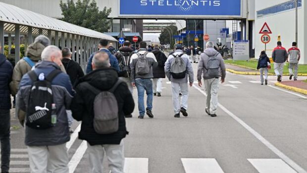 La domanda di un operaio della Stellantis di Pomigliano. A seguire i comunicati dei sindacati. Migliaia di parole sull’incontro con la direzione senza dire niente di concreto. 