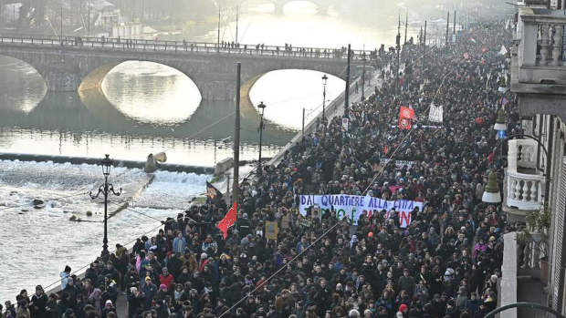 Tutti i partiti della borghesia, da destra a sinistra, hanno espresso la loro ferma condanna dopo gli scontri di Torino, avvenuti alla fine del corteo organizzato da Askatasuna e solidali, contro la repressione e la chiusura degli spazi sociali.