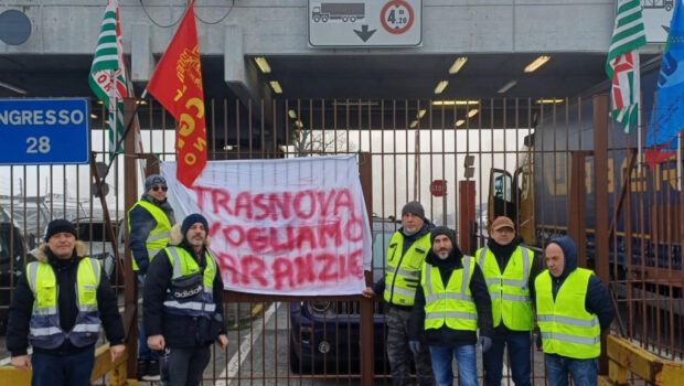 Lo spazio per le sceneggiate dei capi sindacali è ridotto a zero. Piccoli rinvii, promesse di reindustrializzazione servono solo ai sindacalisti  per sbandierare vittorie inesistenti. I padroni picchiano duro e la loro arma è la lettera di licenziamento. O la resistenza diretta degli operai per gli operai o la sconfitta sicura.