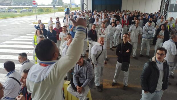 Quest’anno in Stellantis il premio di produttività non è arrivato. Ce l’hanno detto in faccia: risultati negativi, consegne giù, fatturato giù, redditività giù e quindi niente premio.