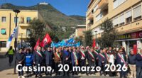 Cassino, per chiedere il rilancio dello stabilimento Stellantis c’erano tutti, i manager industriali che lo hanno demolito nel tempo, i loro complici politici, sindacalisti che hanno sottoscritto ogni accordo al ribasso ed in fondo gli operai che ancora vanno al loro seguito. Se non si rompe con questo andazzo gli operai non hanno futuro.