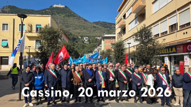 Cassino, per chiedere il rilancio dello stabilimento Stellantis c’erano tutti, i manager industriali che lo hanno demolito nel tempo, i loro complici politici, sindacalisti che hanno sottoscritto ogni accordo al ribasso ed in fondo gli operai che ancora vanno al loro seguito. Se non si rompe con questo andazzo gli operai non hanno futuro.